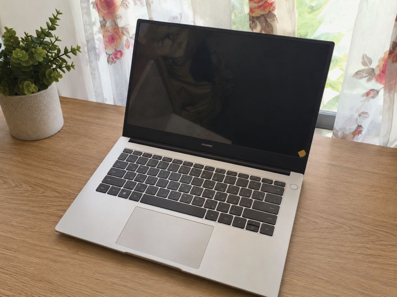 Ноутбук Huawei Matebook D14, Intel Core i3, 8GB RAM, 256GB SSD, небольшие царапины