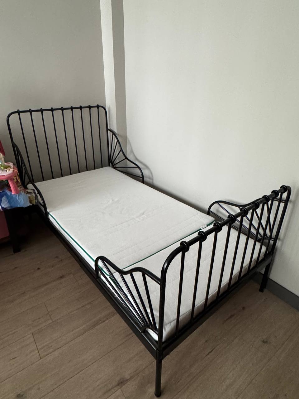 Детская кровать IKEA, раскладная 130-200 см, с матрасом в подарок