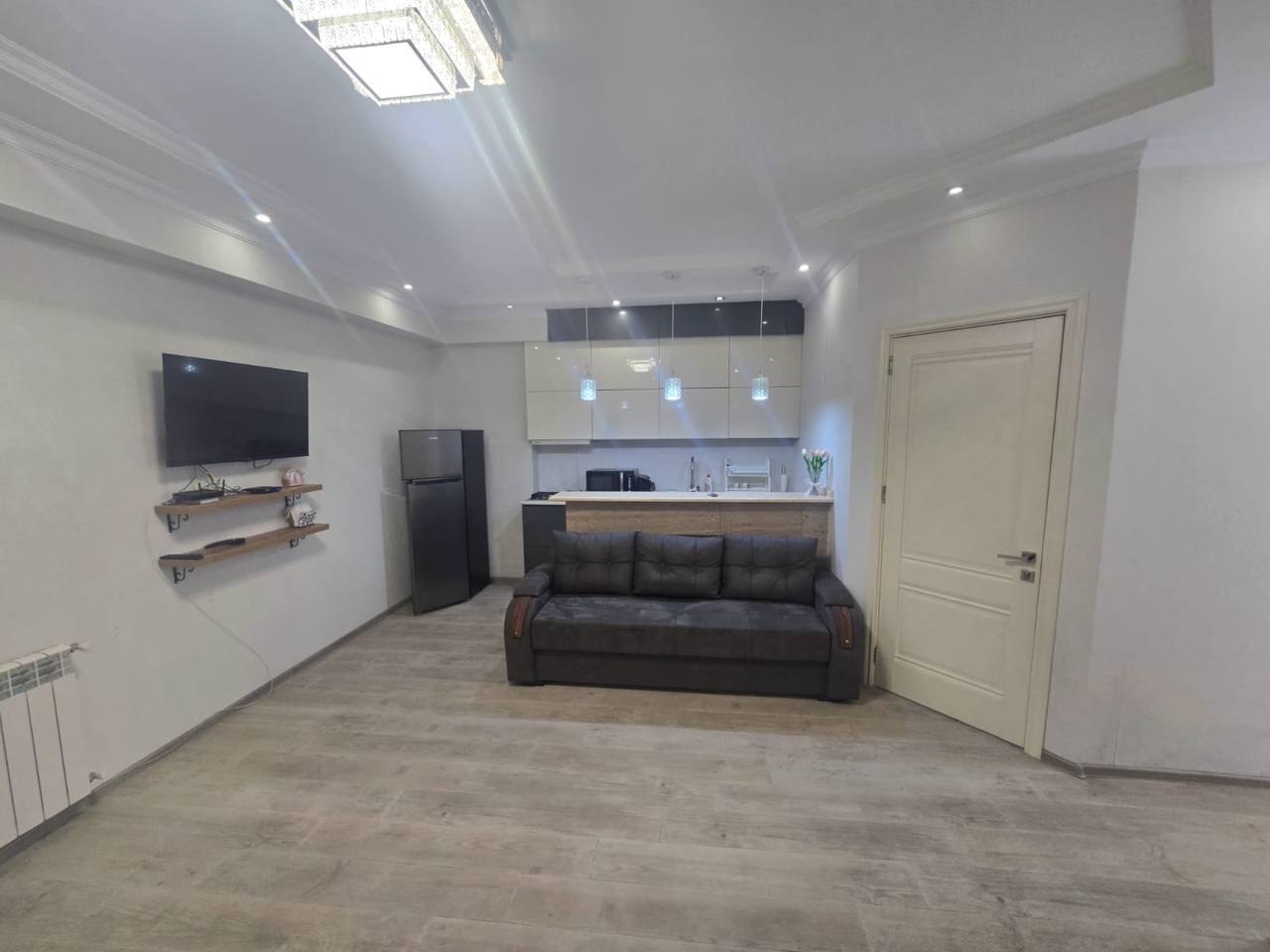 Сдается 3-комнатная квартира в Батуми, 70 м², 2 спальни, 750$ в год