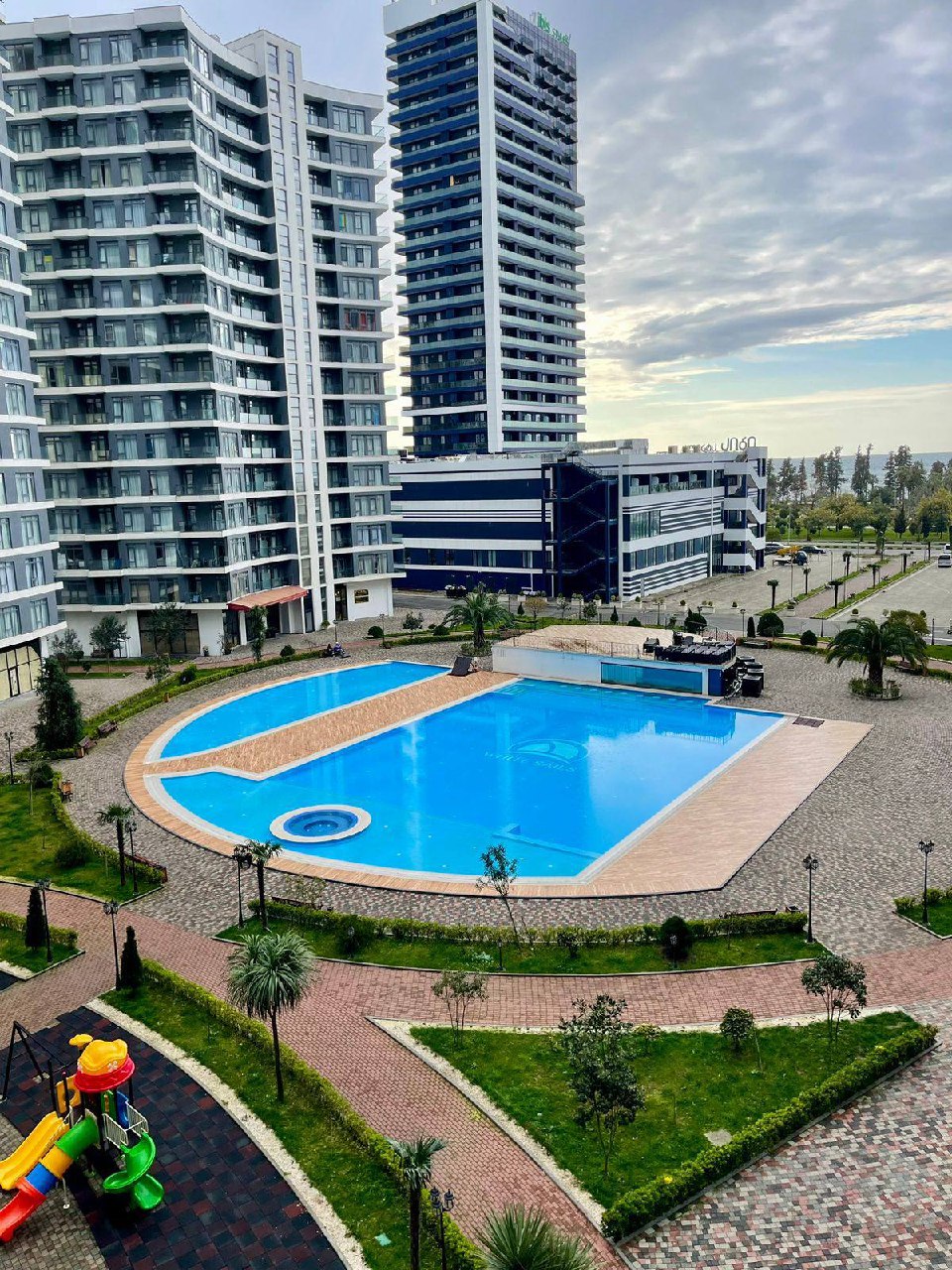 2-bedroom apartment, 75m2, 13th floor, 2 balconies, pool included, 1000 USD/month