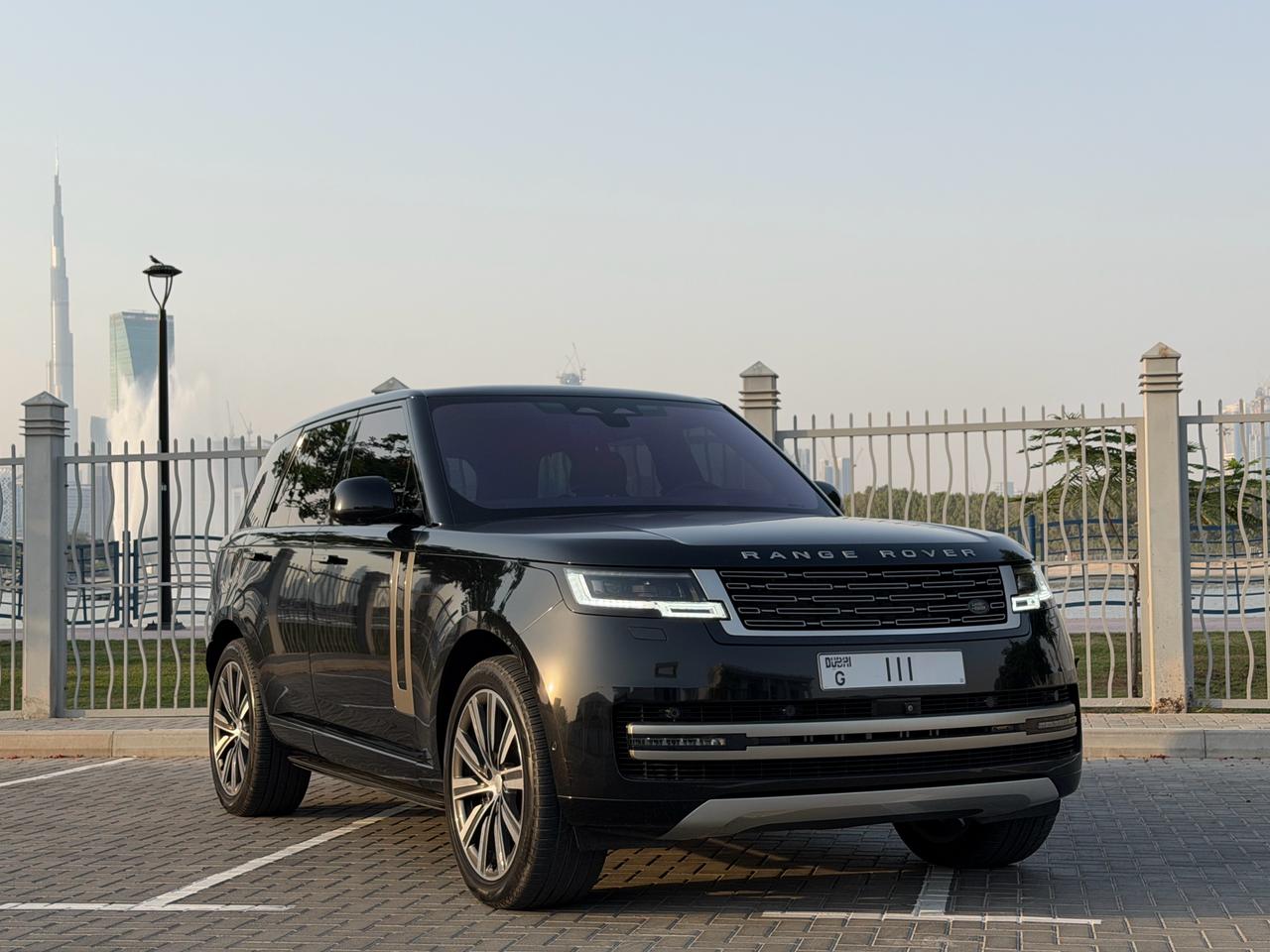 Продажа — Автомобиль Land Rover Range Rover HSE, GCC Specs, 2023 год, пробег 14300 км  💰 520 000 AED 📍 Al Quoz