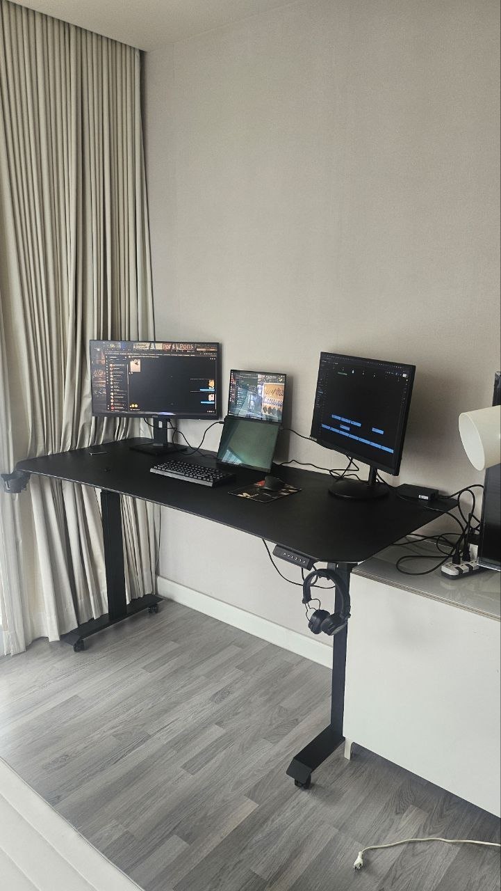 Computer desk width 180cm with electric height adjustment and 3 memory modes