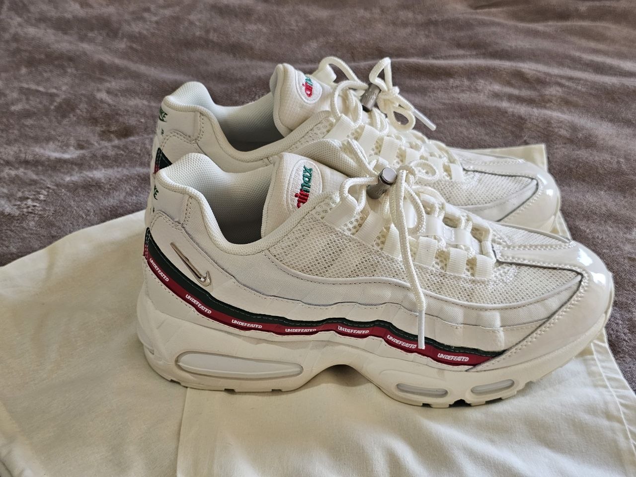 Продажа — Кроссовки Nike Air Max 95 x Undefeated, новые, размер 42 (стелька 27 см). Цена 250 лари.