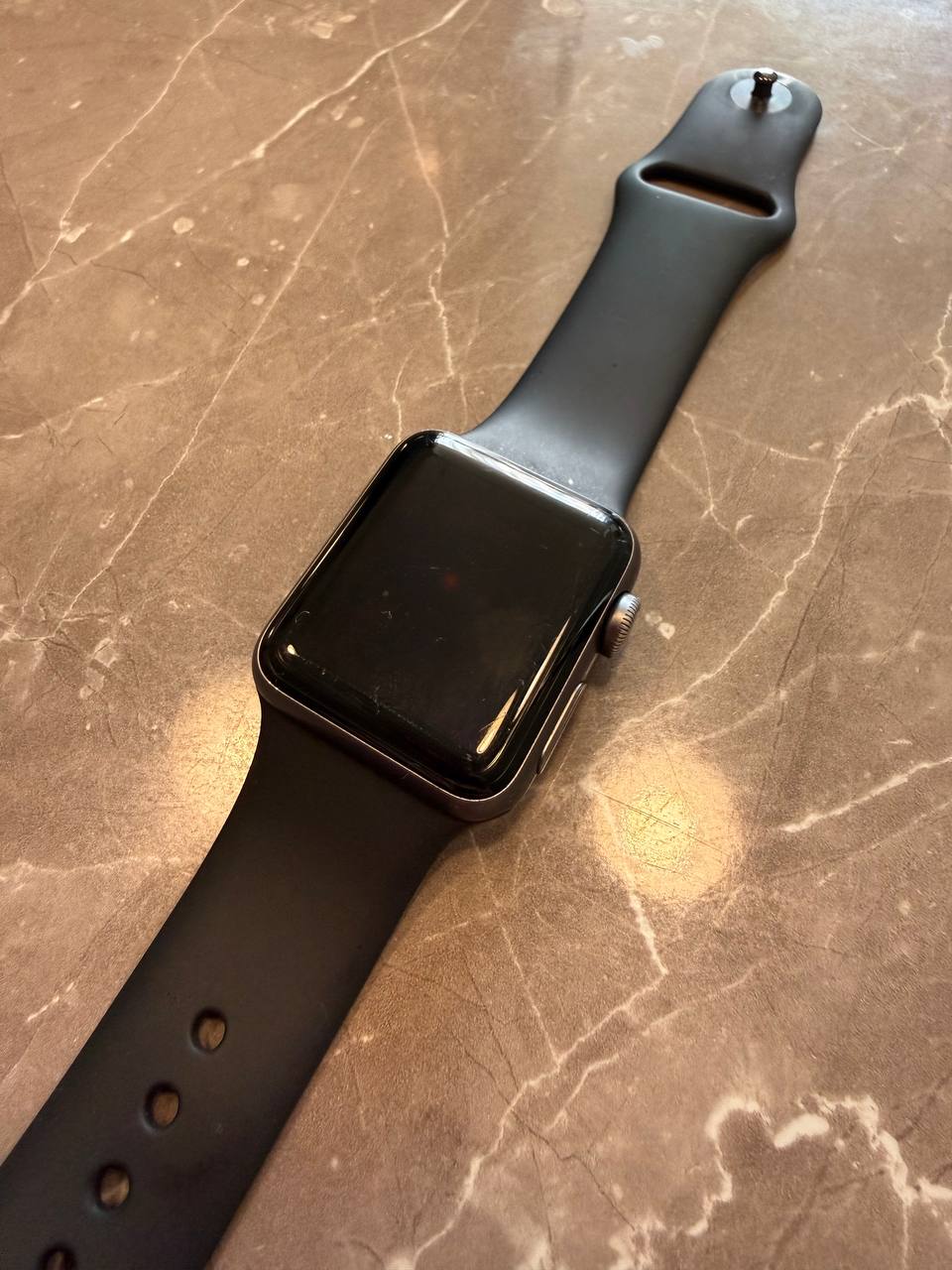 Продажа — Apple Watch Series 3, зарядка держит день, небольшие царапины