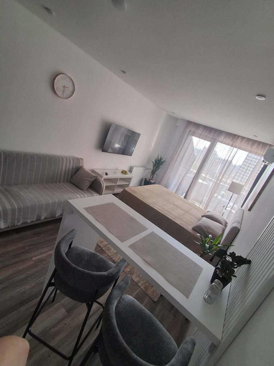 Studio apartment for rent in Tbilisi, 35 sqm, new renovation, AC, central heating, balcony
