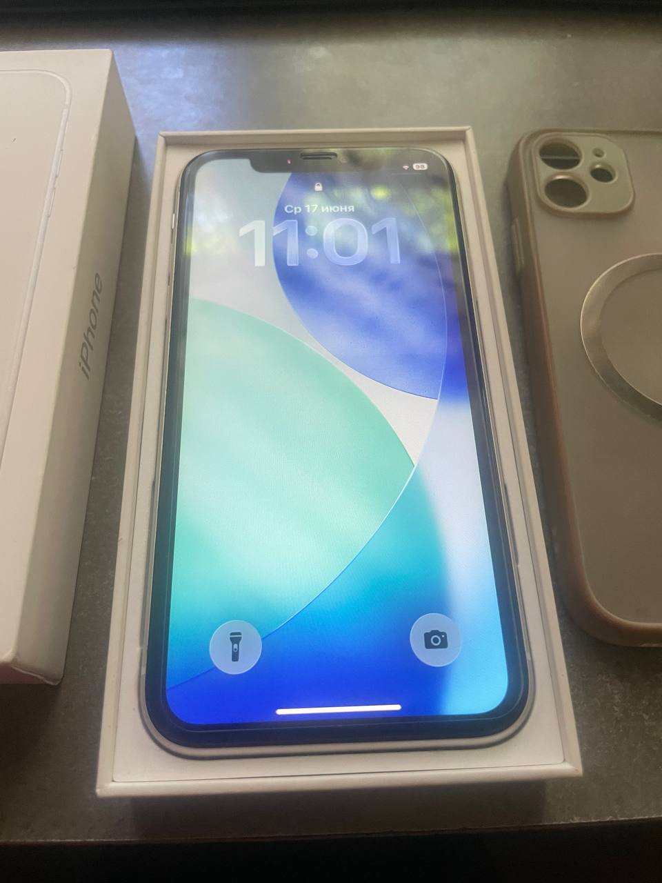 iPhone 11 64GB white, excellent condition, battery 90%, original box and accessories. 350 GEL.