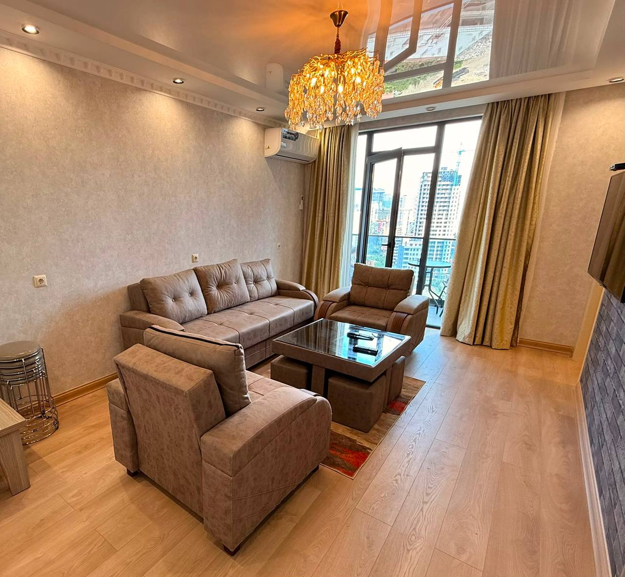 Сдаю — 3-room apartment with 2 bedrooms in Heroes' Avenue area, 850 USD/month for a year, Grigol Lordkiphanidze 24.