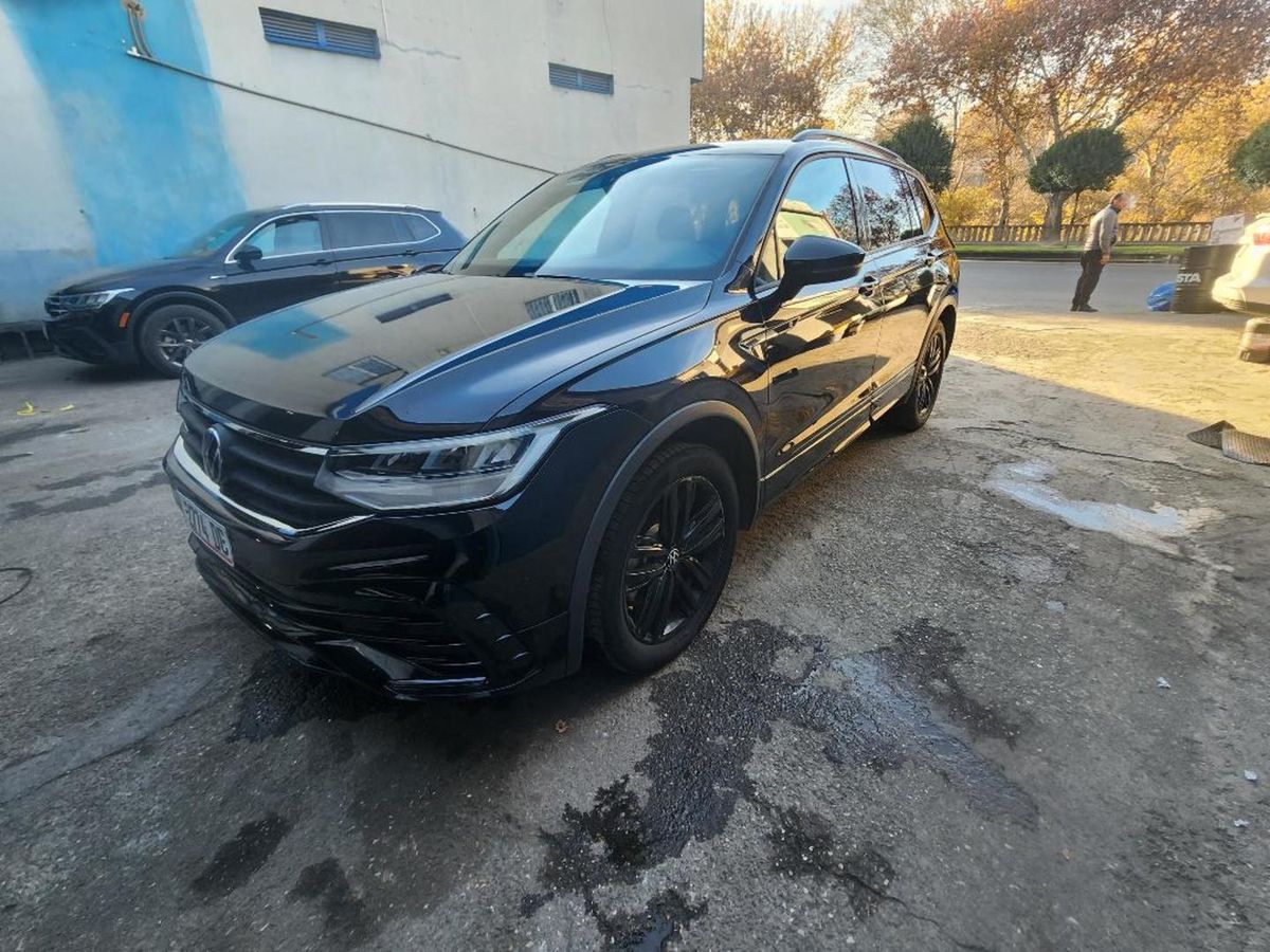 Volkswagen Tiguan 2022, 76,800 km, 2.0L automatic