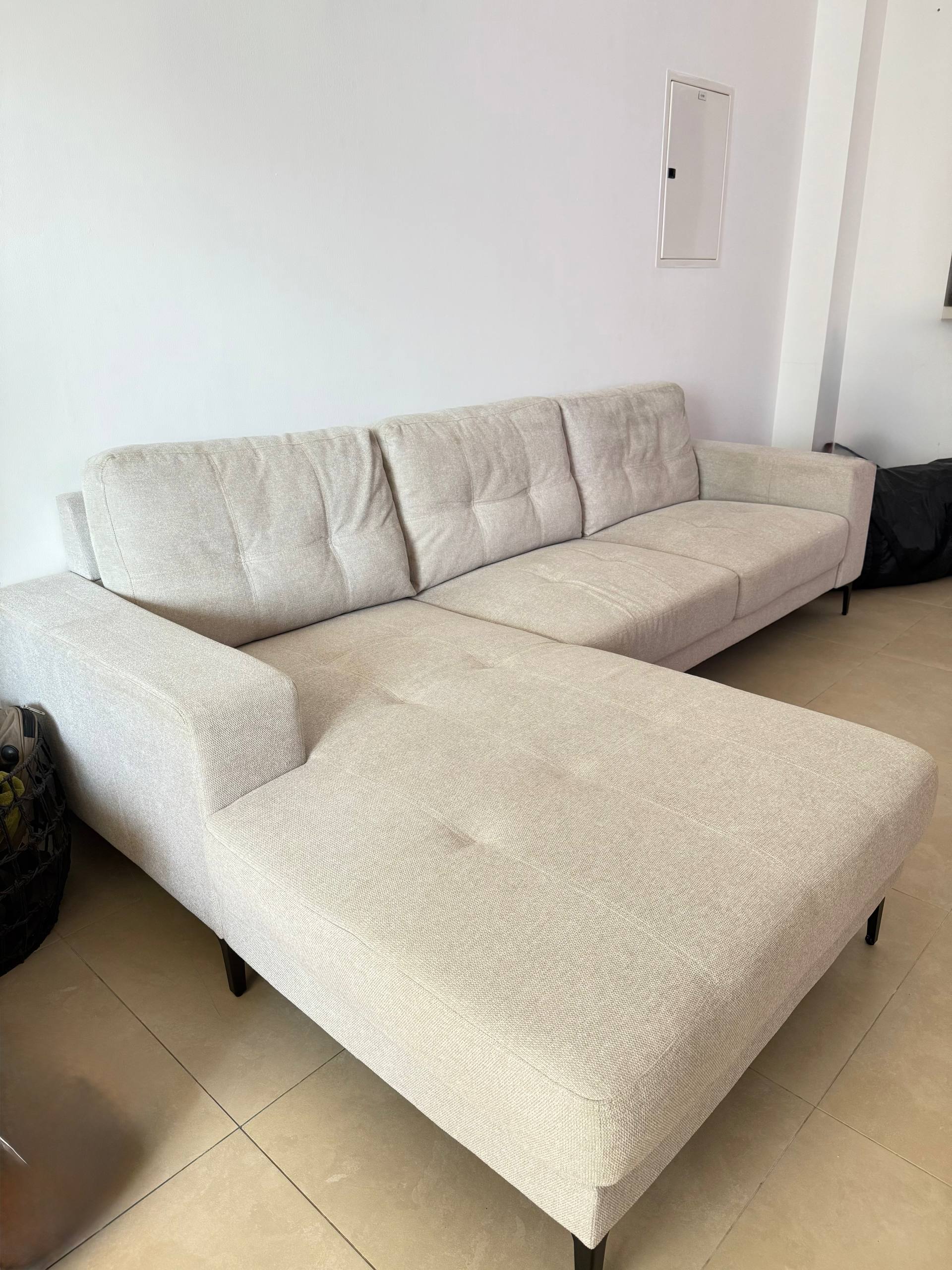 Угловой диван United Furniture, светло-бежевый, отличное состояние
