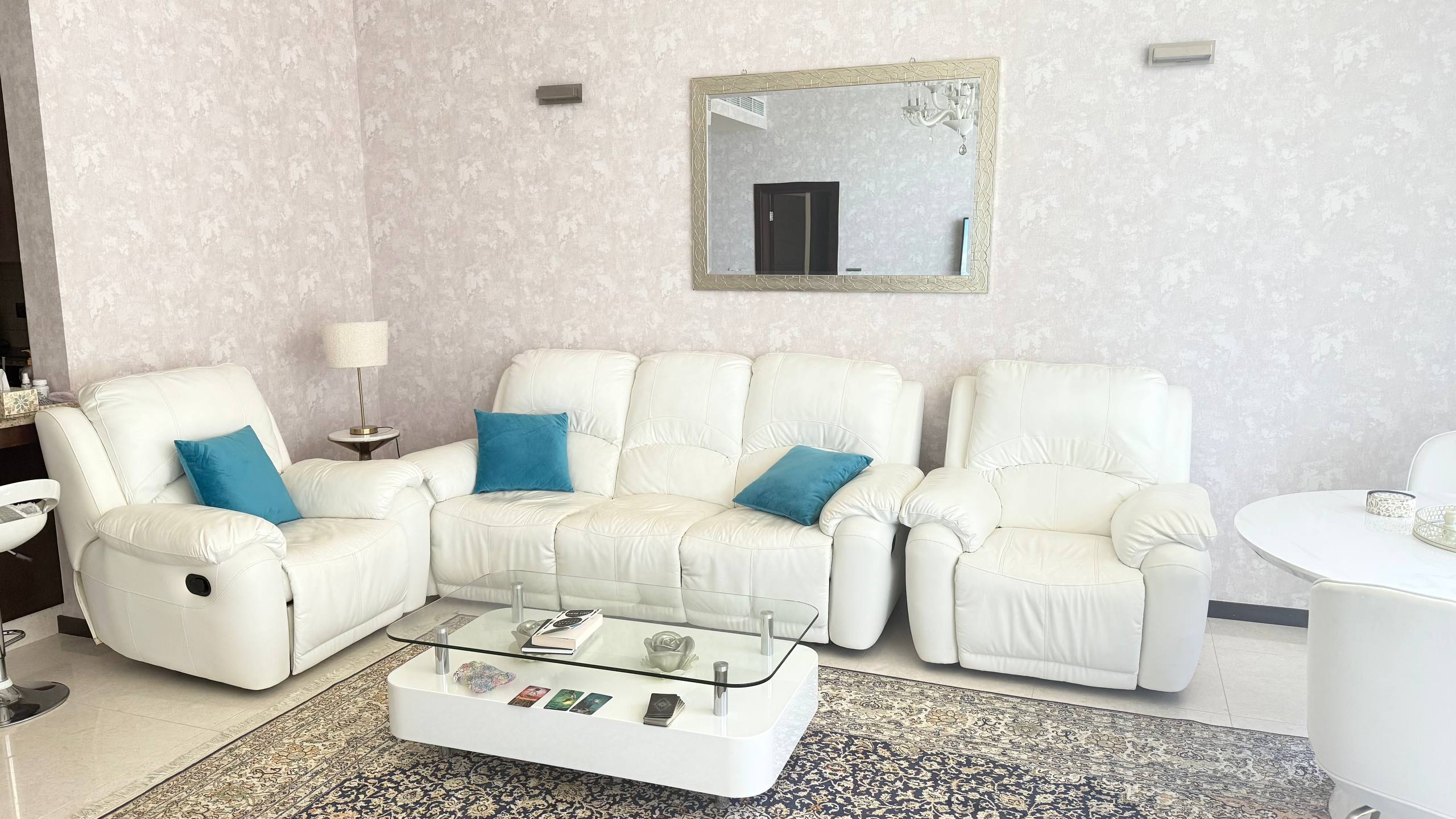 Кожаные диваны в хорошем состоянии, 5000 AED, Palm Jumeirah