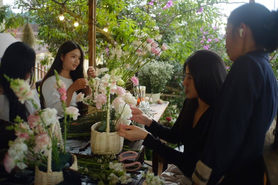Мастер-классы по флористике в Thềm Cafe Далат