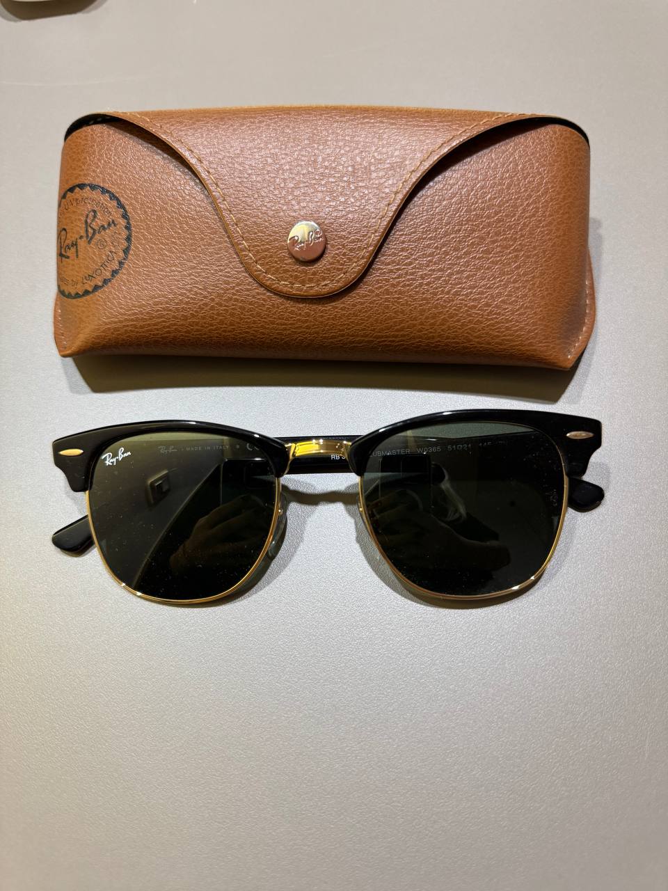 Продам оригинальные очки RayBan в комплекте с чехлом