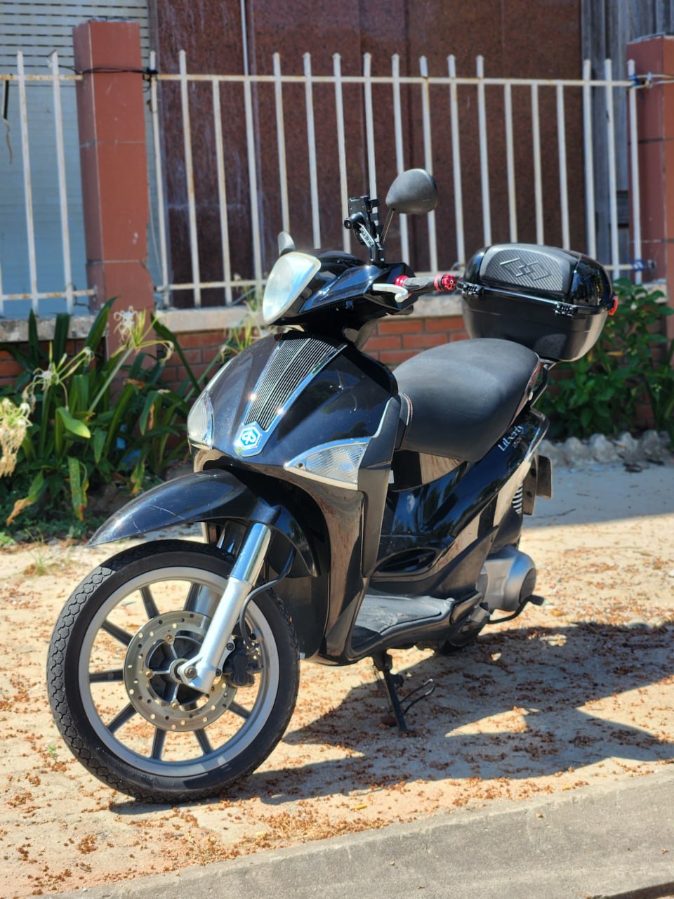 Piaggio Liberty 150 scooter (2011), recently serviced, excellent condition, includes helmet and accessories