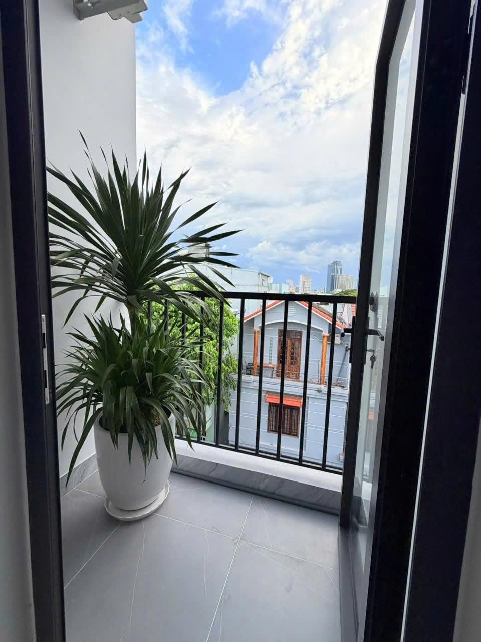 Brand-new 1 bedroom apartment, Son Tra District, fully furnished with balcony
