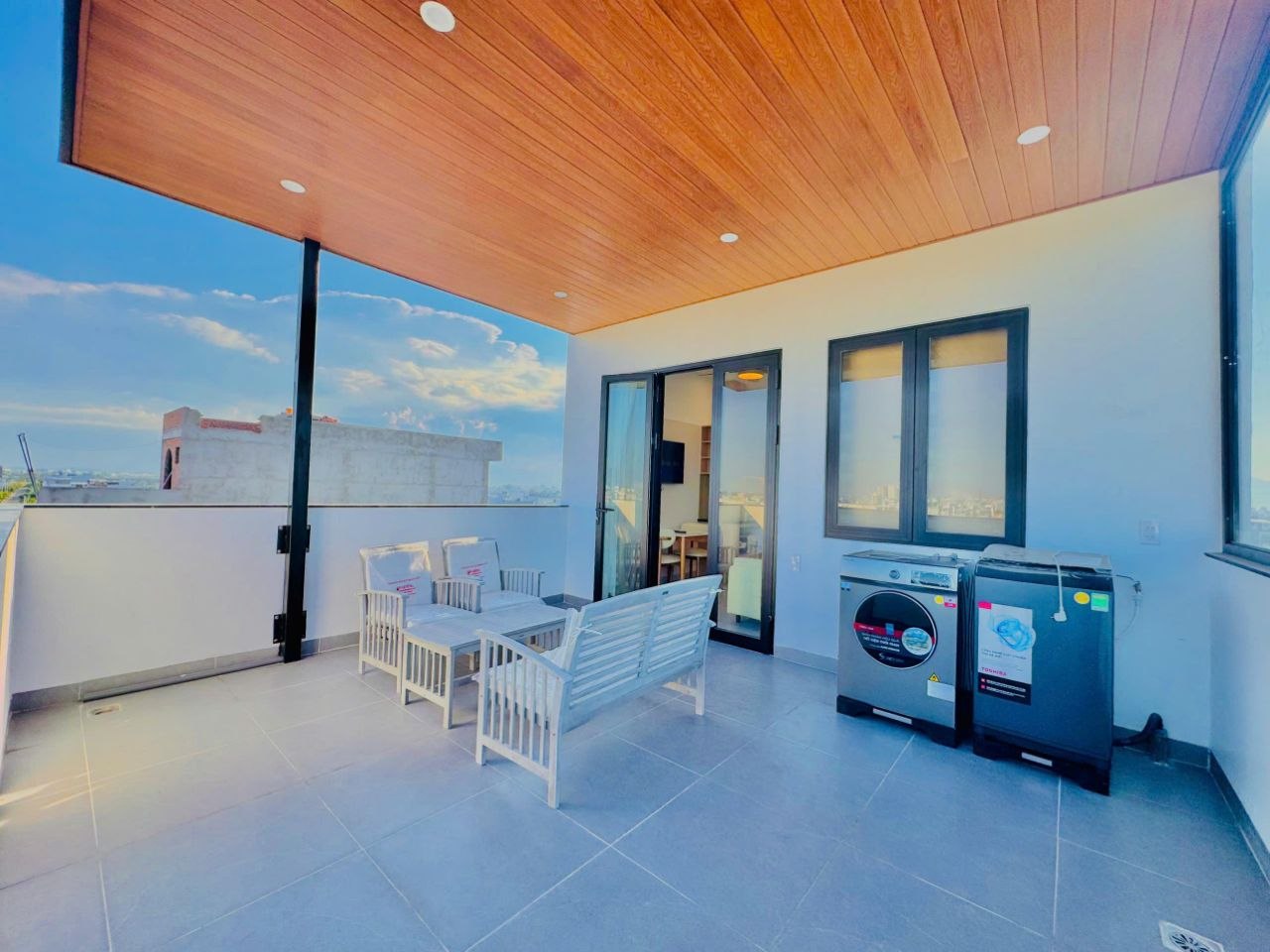 Brand new top-floor 1BR apartment with large balcony, Truong Quang Duoc St