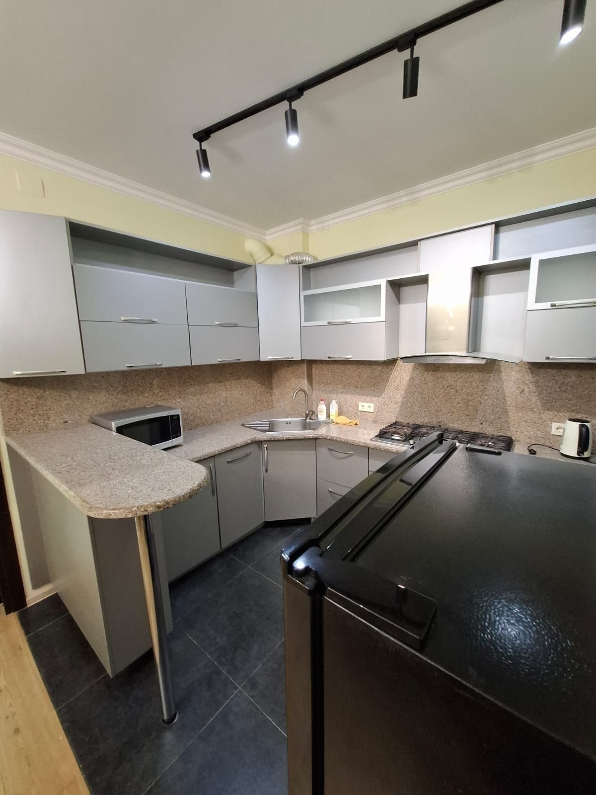 Сдам двухкомнатную квартиру на ул. Горгиладзе, 60м², 17 этаж, центральное отопление, кондиционер, балкон, 700$ в месяц