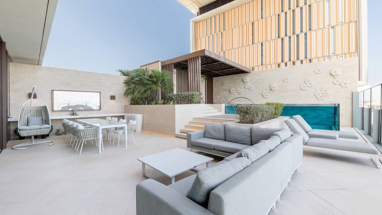Sale — 3 BR Skycourt unit with pool in Royal Atlantis, 496 sq.m, furnished