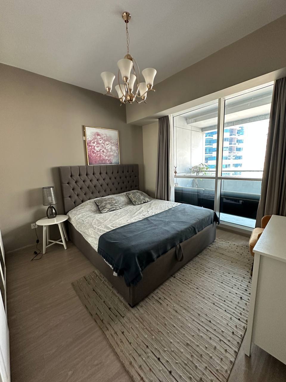 Сдается 1-комнатная квартира в Dubai Marina, Damac the Waves. Рядом метро (200м), пляж JBR (10 мин), молл (15 мин). Бассейн, спортзал, теннисный корт, парковка