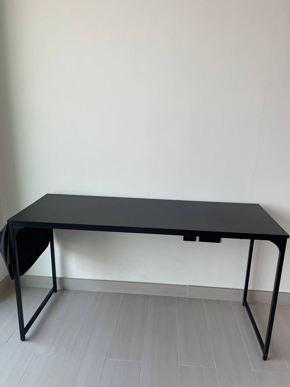 Компьютерный стол 250 AED, идеальное состояние