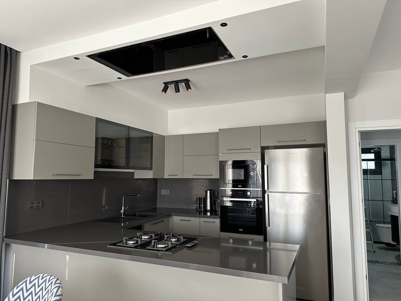 Продажа виллы 5+1 в Фетхие — 225м², 5 спален, бассейн 32м², 600м до пляжа Чалыш, лицензирована на аренду