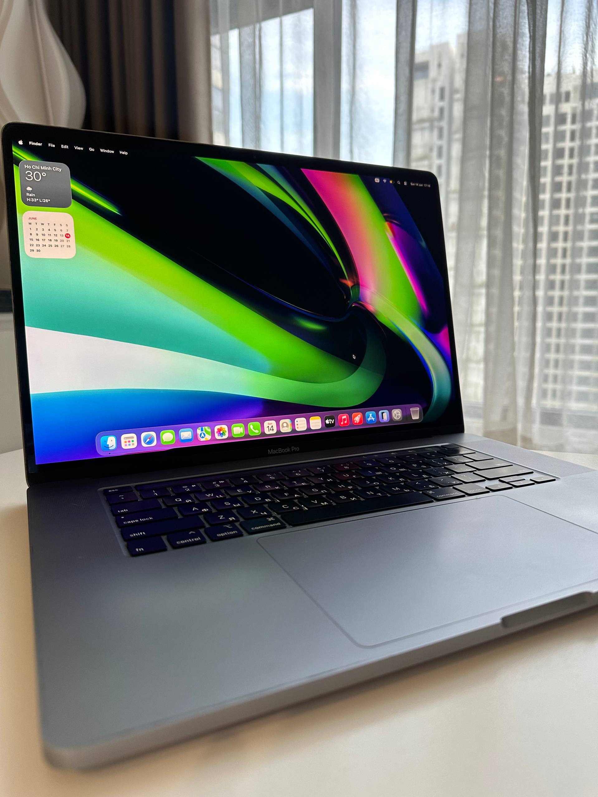 MacBook Pro 16 дюймов, 2019, Intel i7, 16GB RAM, 512GB SSD, заводские настройки