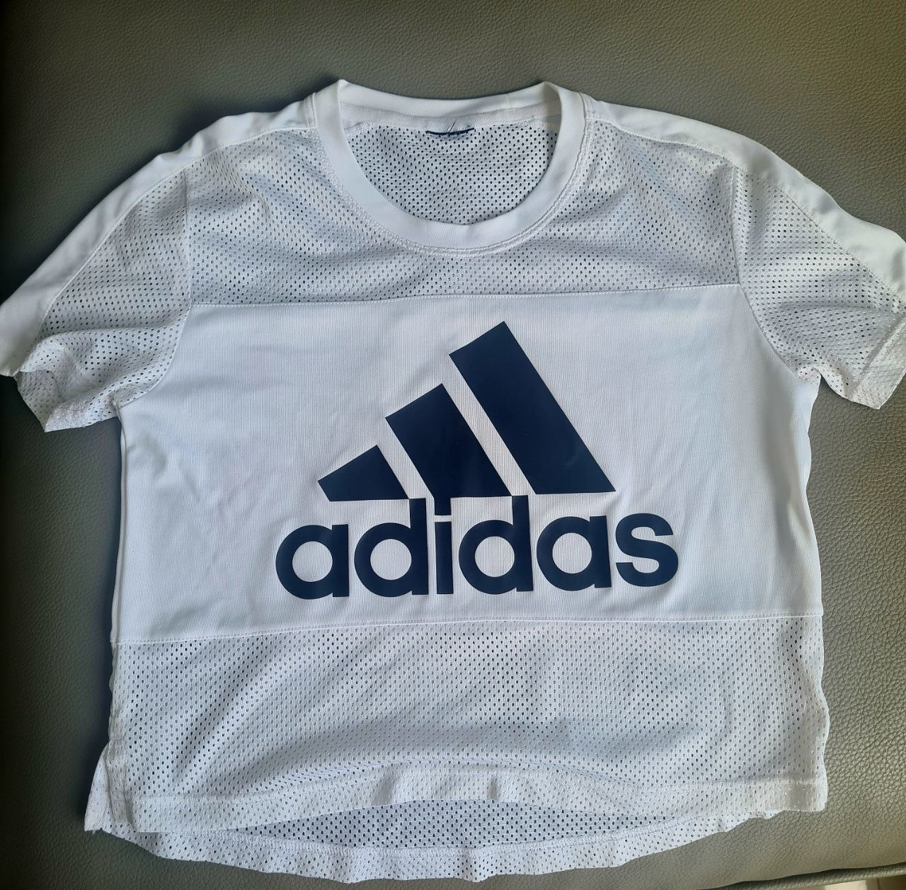 Продам одежду: футболки, юбки и платья Adidas в отличном состоянии.