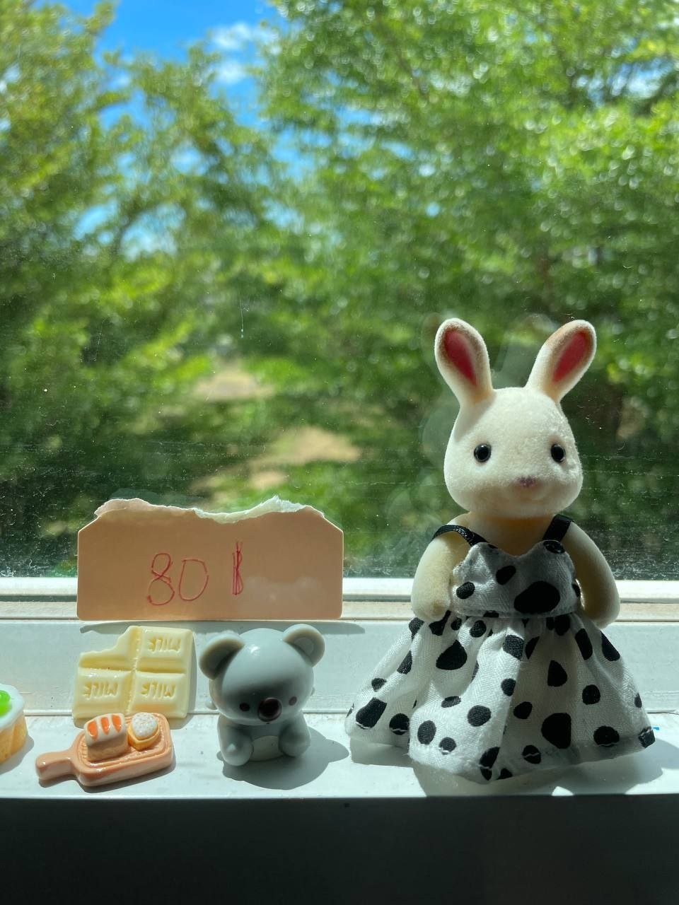 Продажа игрушек Sylvanian Families - зайчиха в платье и коала, 80 бат за набор.