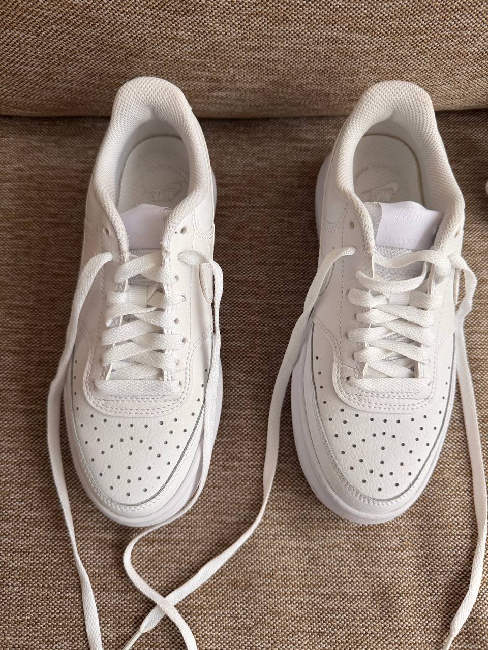 Nike original sneakers EU 37.5, white, worn once, near Metekhi