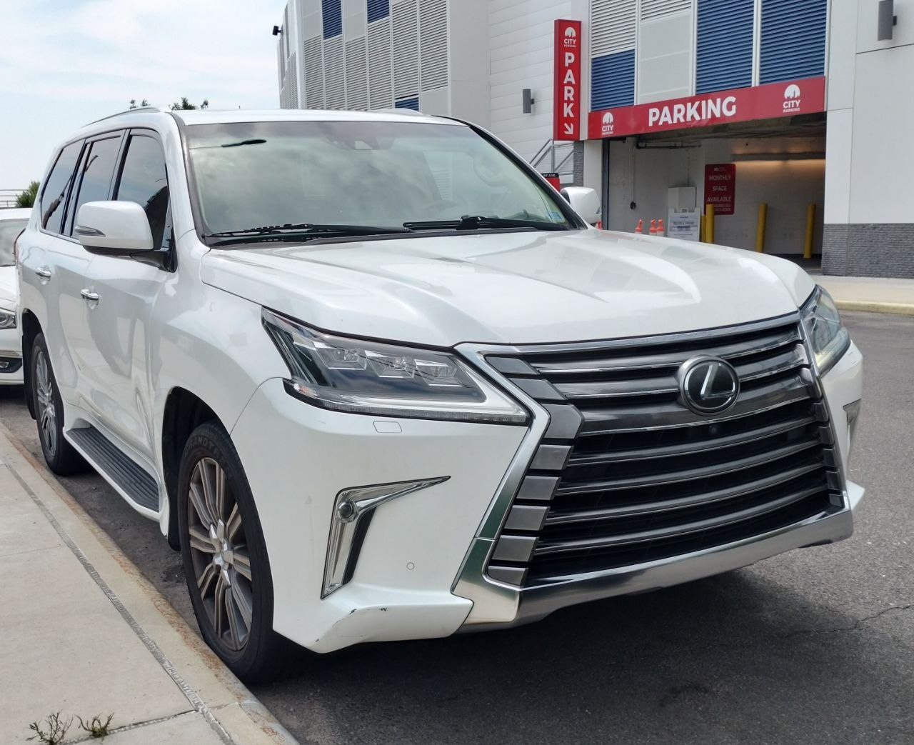 Lexus LX 570 в аренду — посуточно и на длительный срок