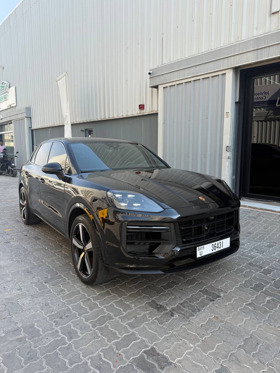 Sale — Porsche Cayenne 2024, almost full option, red interior, American spec, 26,000 km