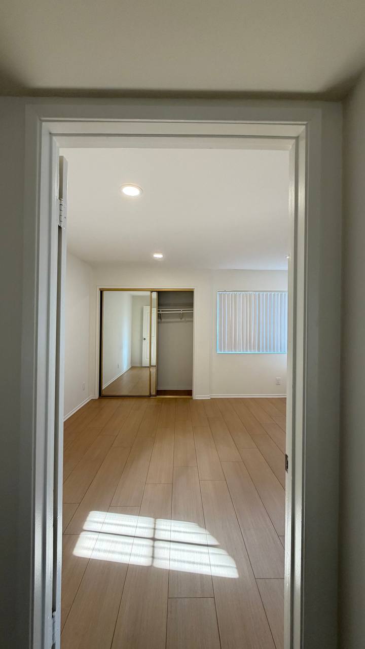 Сдается мастер-бэдрум в Глендейле — Сдается мастер-бэдрум в двухкомнатной квартире в центре Глендейла с 1 июля. Стоимость $1500, есть парковка.