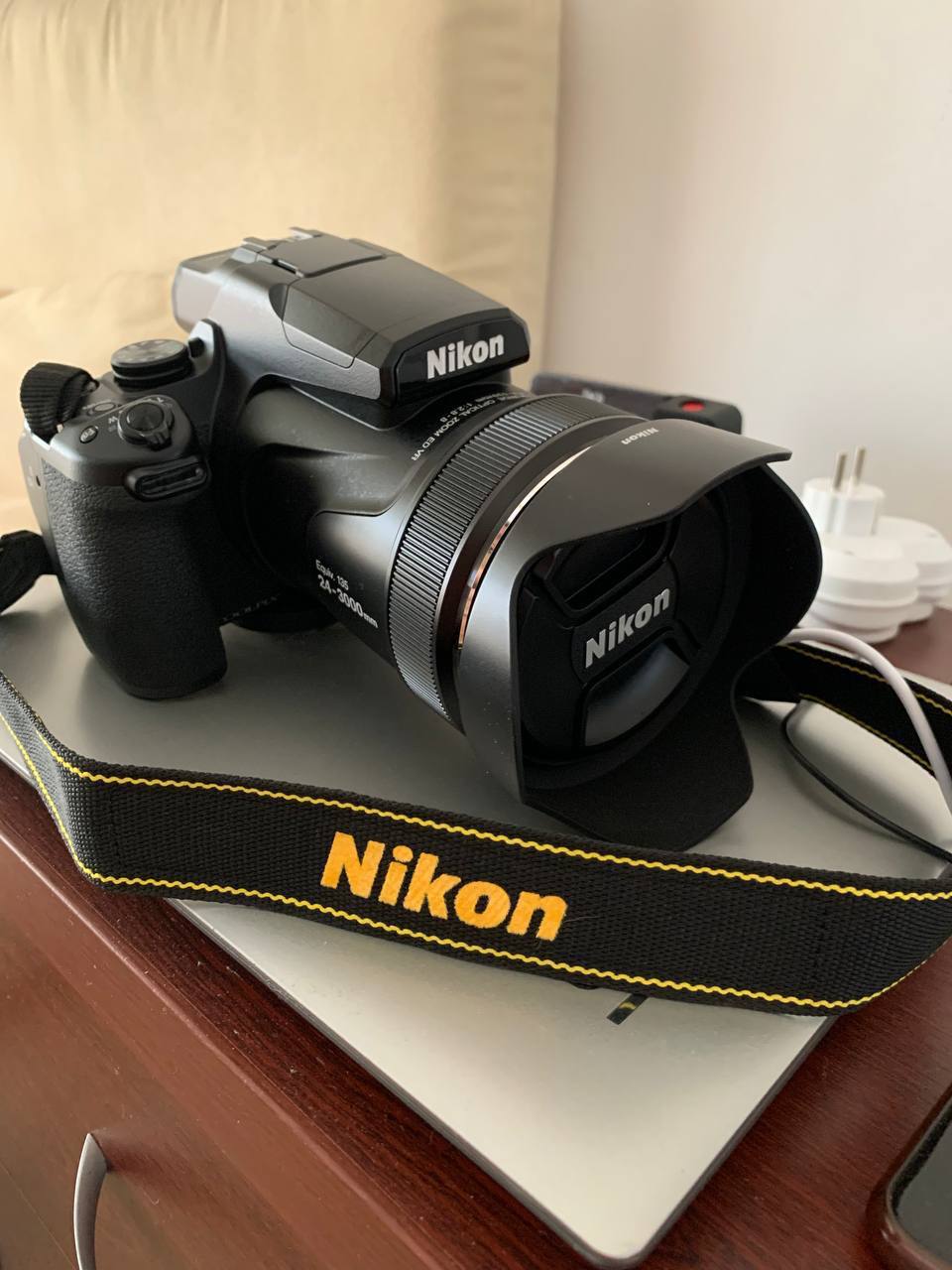 Продажа — Nikon Coolpix P1000, зум-камера, 125x увеличение, 950 долларов