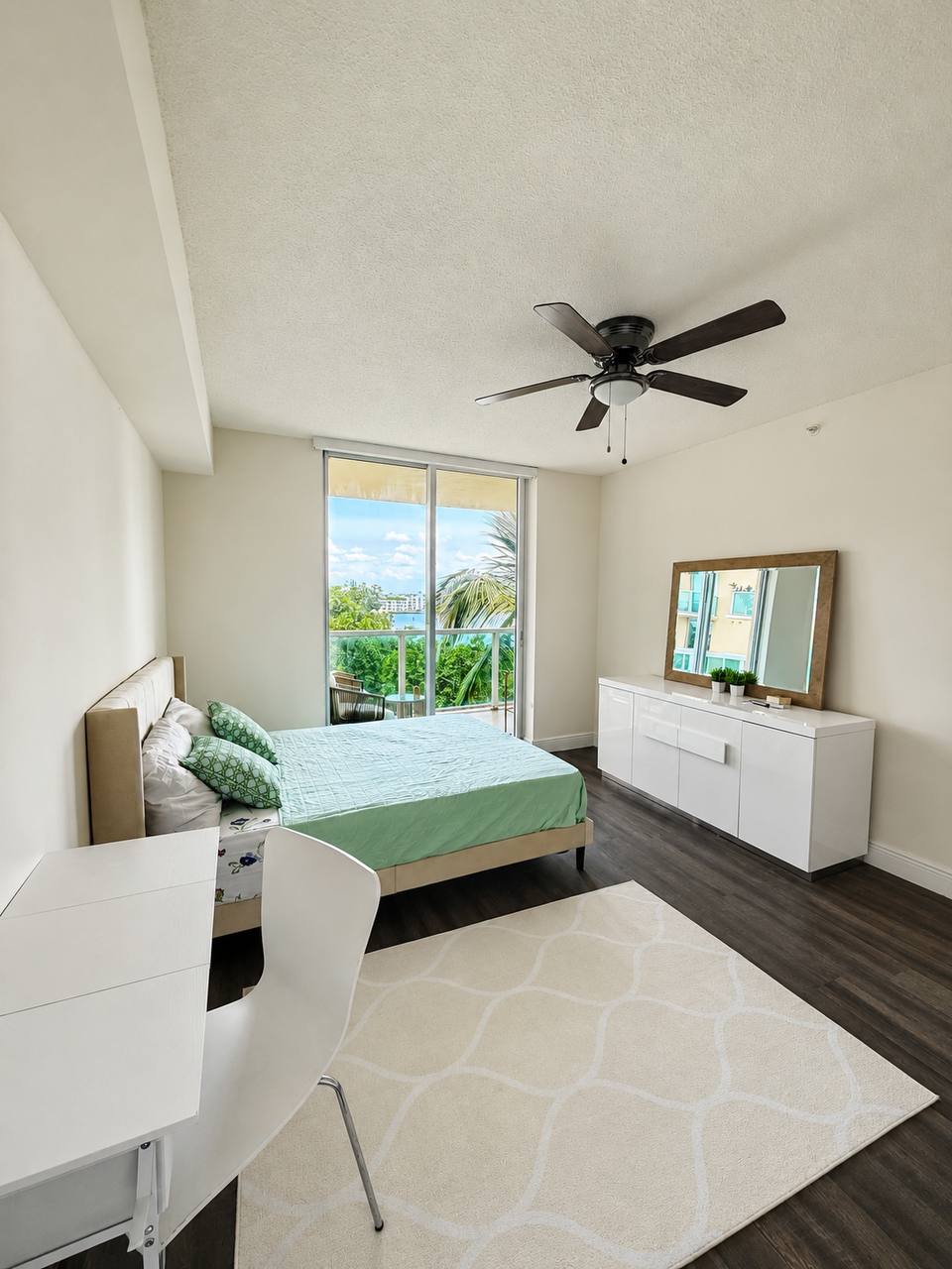 Комнаты в Sunny Isles: 950-1600 USD в месяц, депозит 500, бассейн, спорт зал, мебель, 5 минут до океана