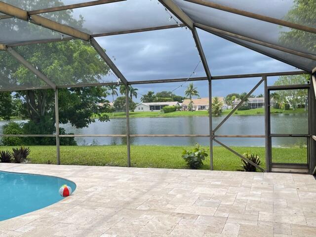 Аренда обновленного дома с 4 спальнями и бассейном в Boca Raton