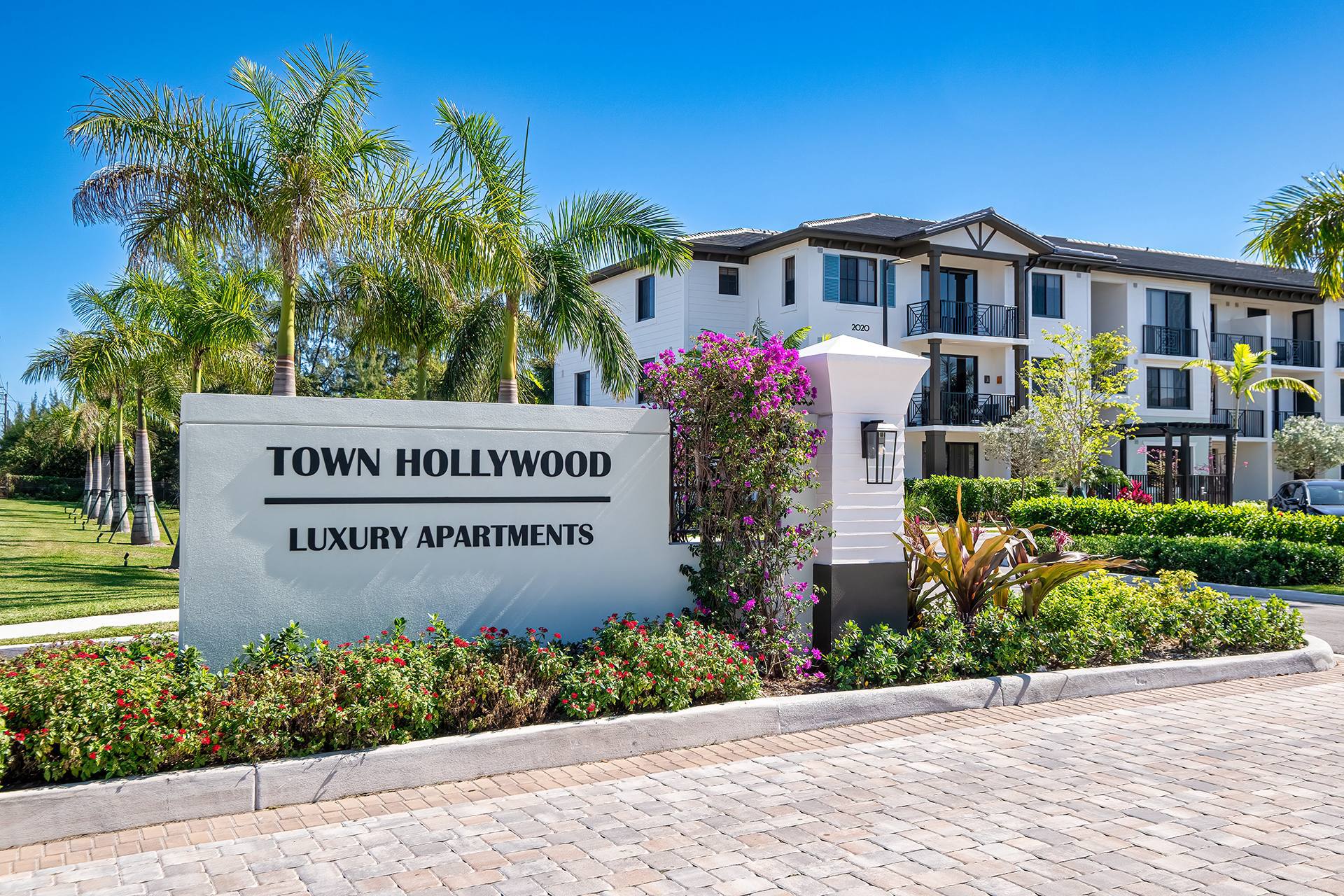 3-month apartment subletting in Hollywood - 1 bedroom with pool view, July 13 to October 10, furniture available.