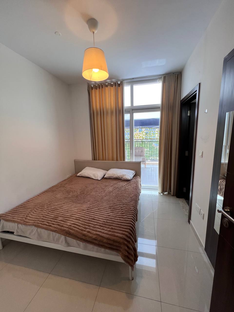 Основная спальня с балконом на вилле DAMAC Hills 2, 3500 AED в месяц