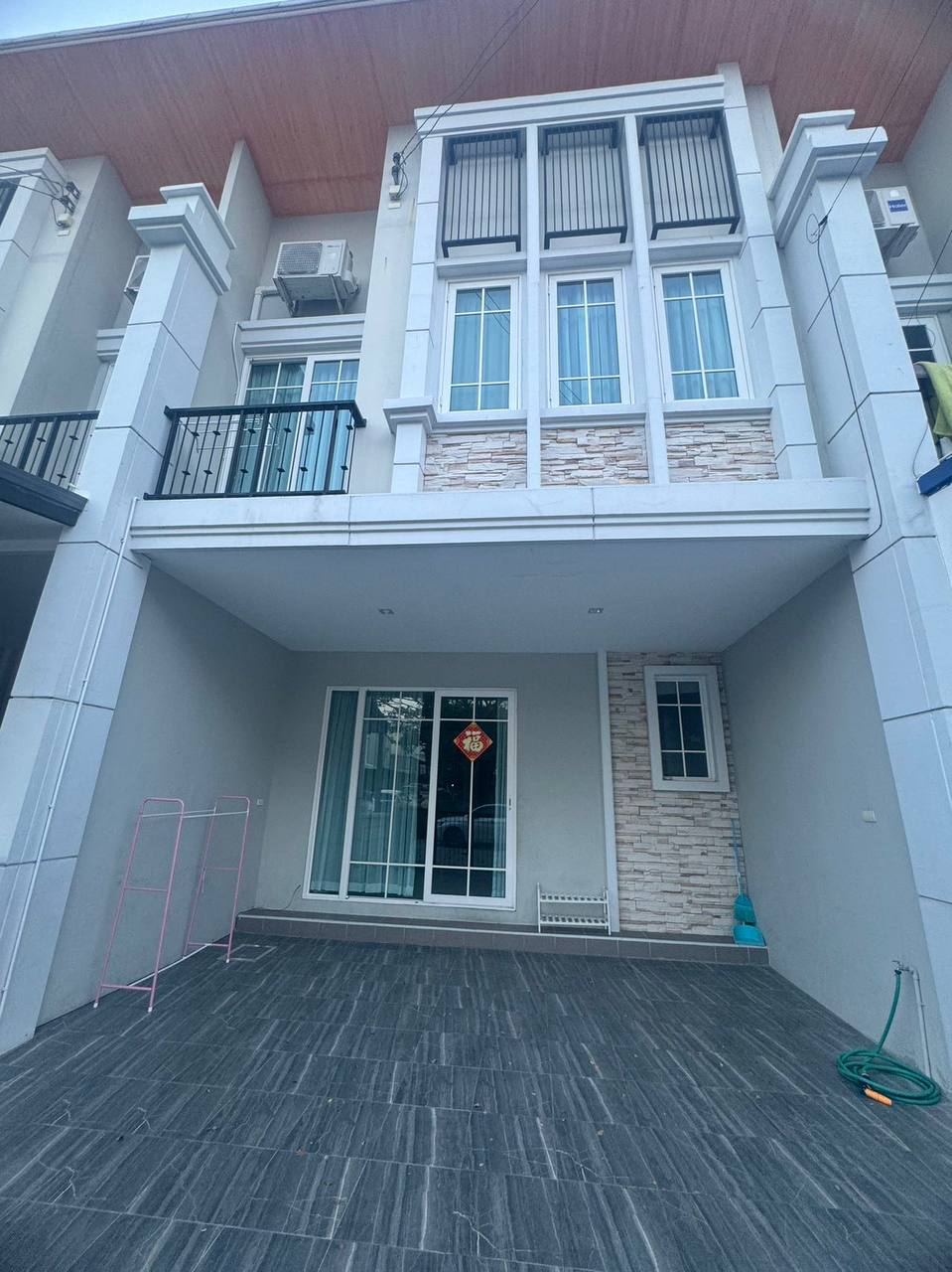 4 спальни, 3 ванные, меблированный дом Golden Town, Pattaya. Аренда 28 000 бат в месяц.