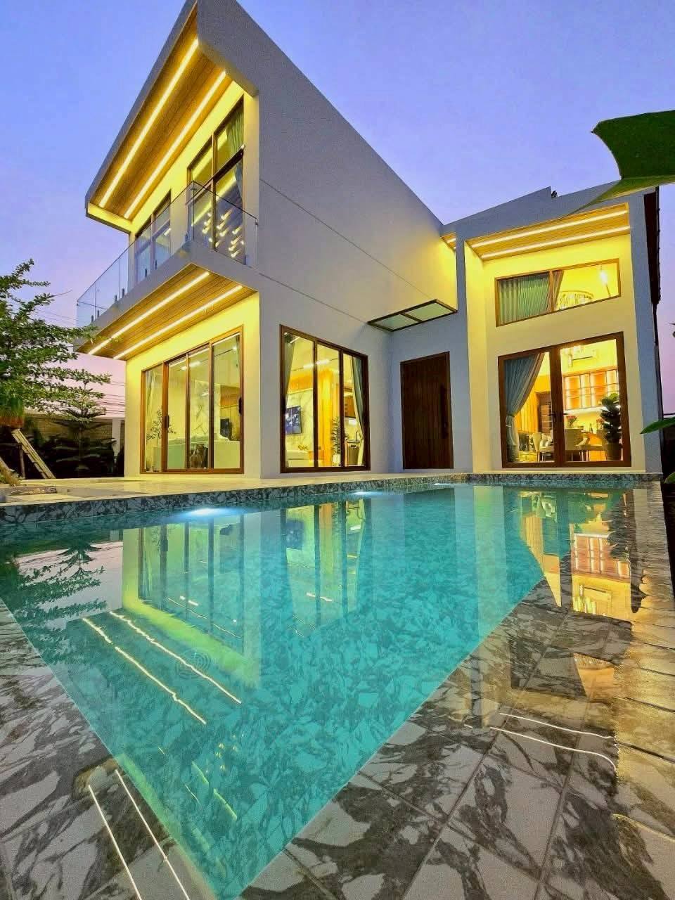Luxury villa 4 bedrooms, 6 bathrooms, office, private pool near Mabprachan lake, modern design, pets allowed.