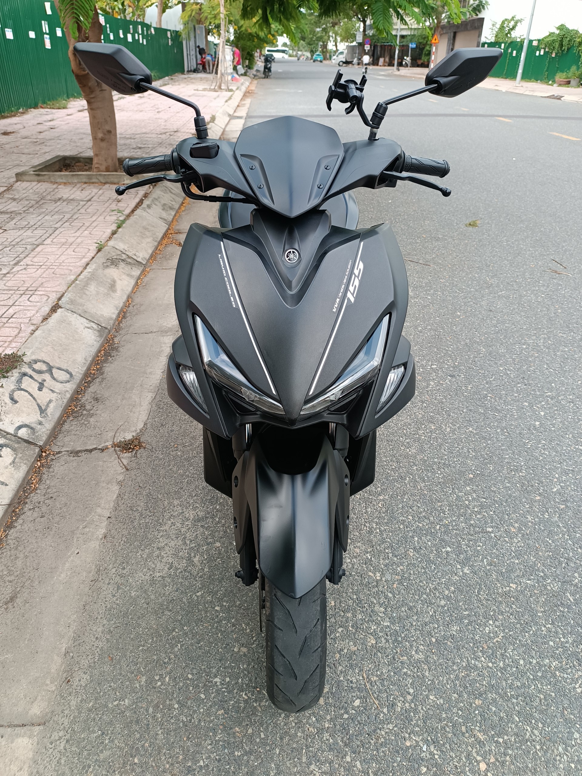 Продажа — Мотоцикл Yamaha NVX 155 с аксессуарами и шлемом