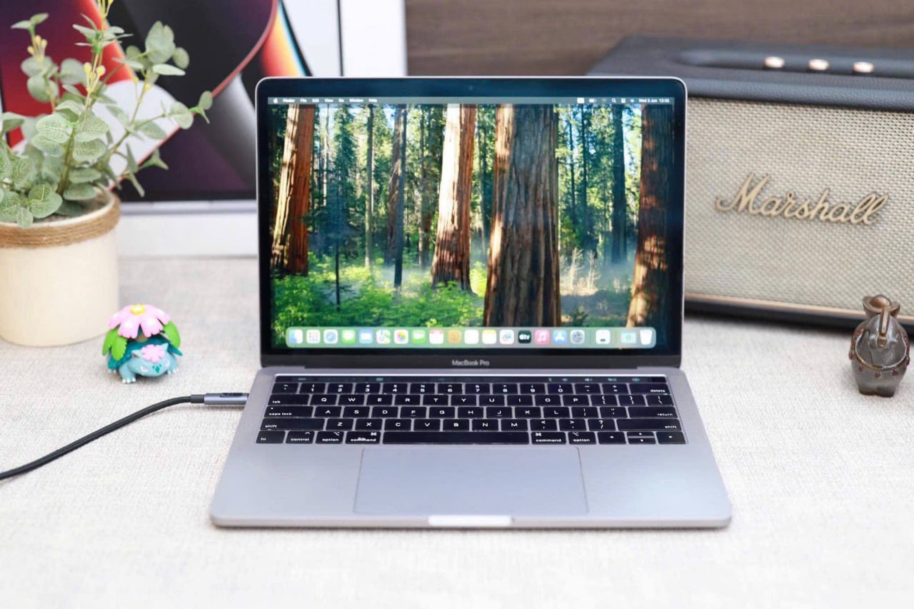 MacBook Pro 13 inch 2018 - Intel Core i7, 16GB RAM, 512GB SSD with charger and bag