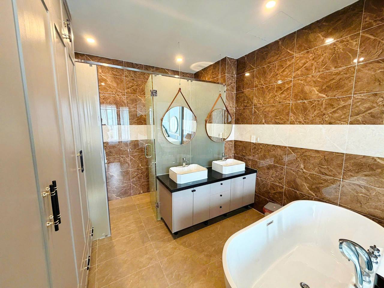 For rent — 1-bedroom apartment with sea view in Da Nang. Fully furnished, includes housekeeping. 18,000,000 VND/month.