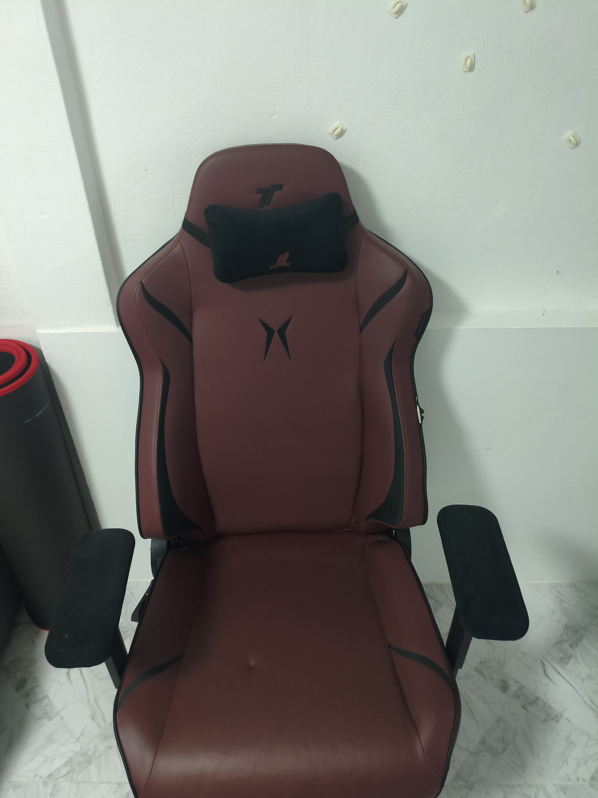 Два компьютерных кресла tt racing: Swift x pro красное и Surge x черное