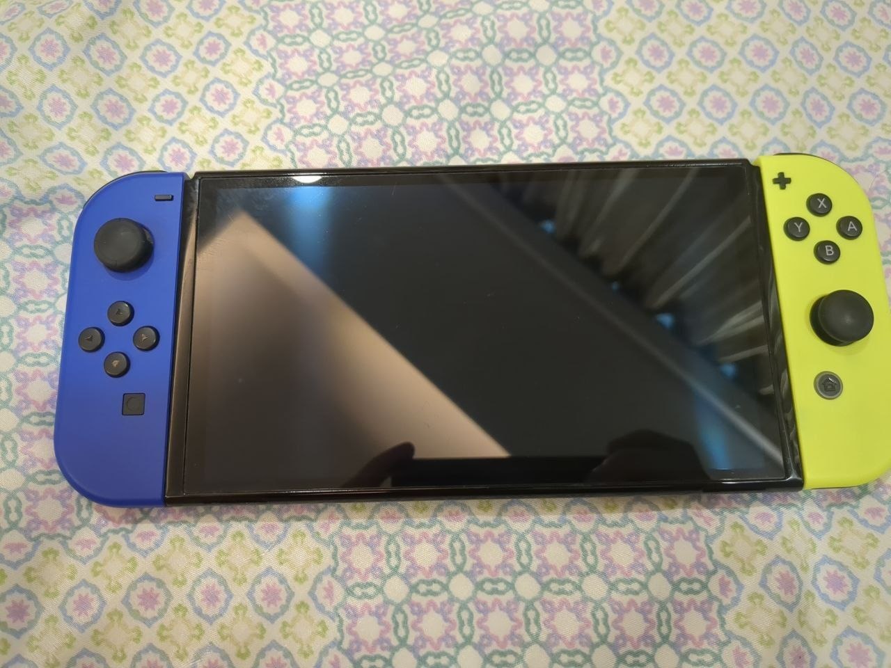 Продажа — Nintendo Switch Oled с док-станцией, небольшие царапины