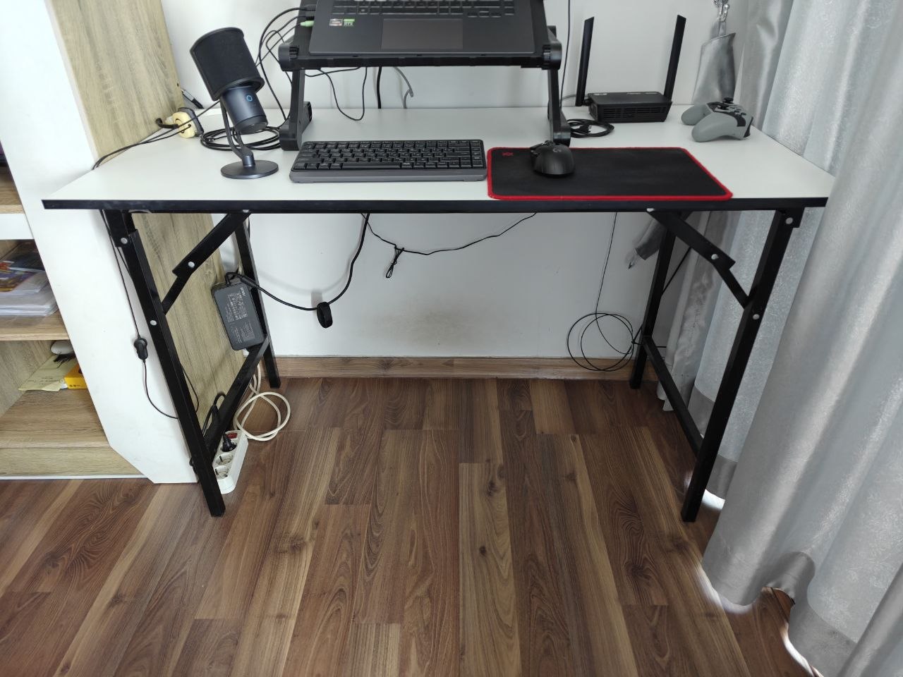 Folding computer desk and office chair with adjustments, 1000-2000 THB