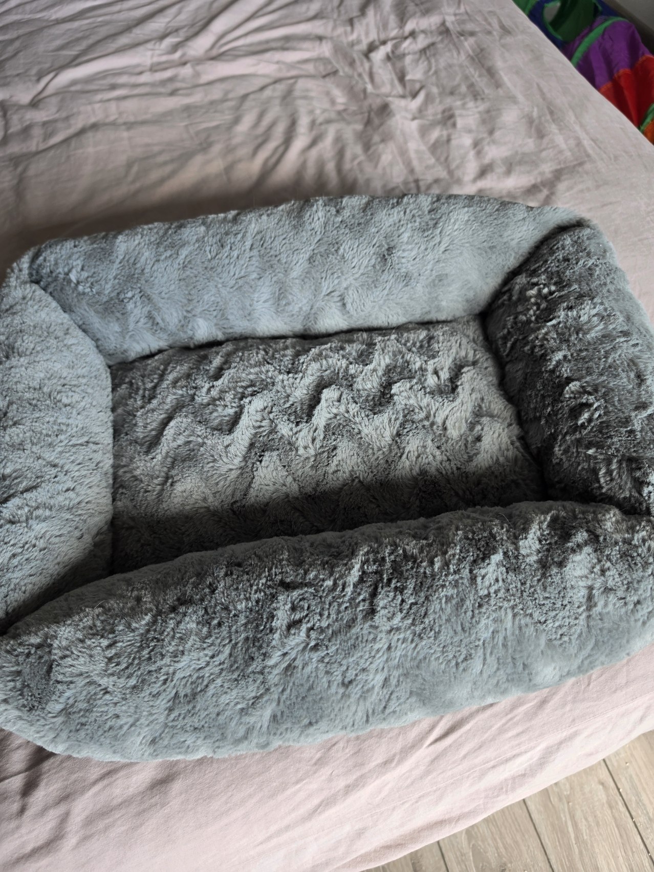 Pet bed for cats or small dogs, excellent condition