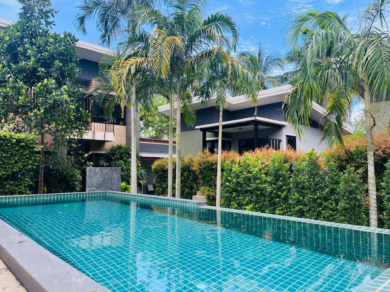 For rent — Cozy house available from July 19 to August 29, from 2 weeks. 7 minutes walk to the beach. Shops, cafes, massage nearby.