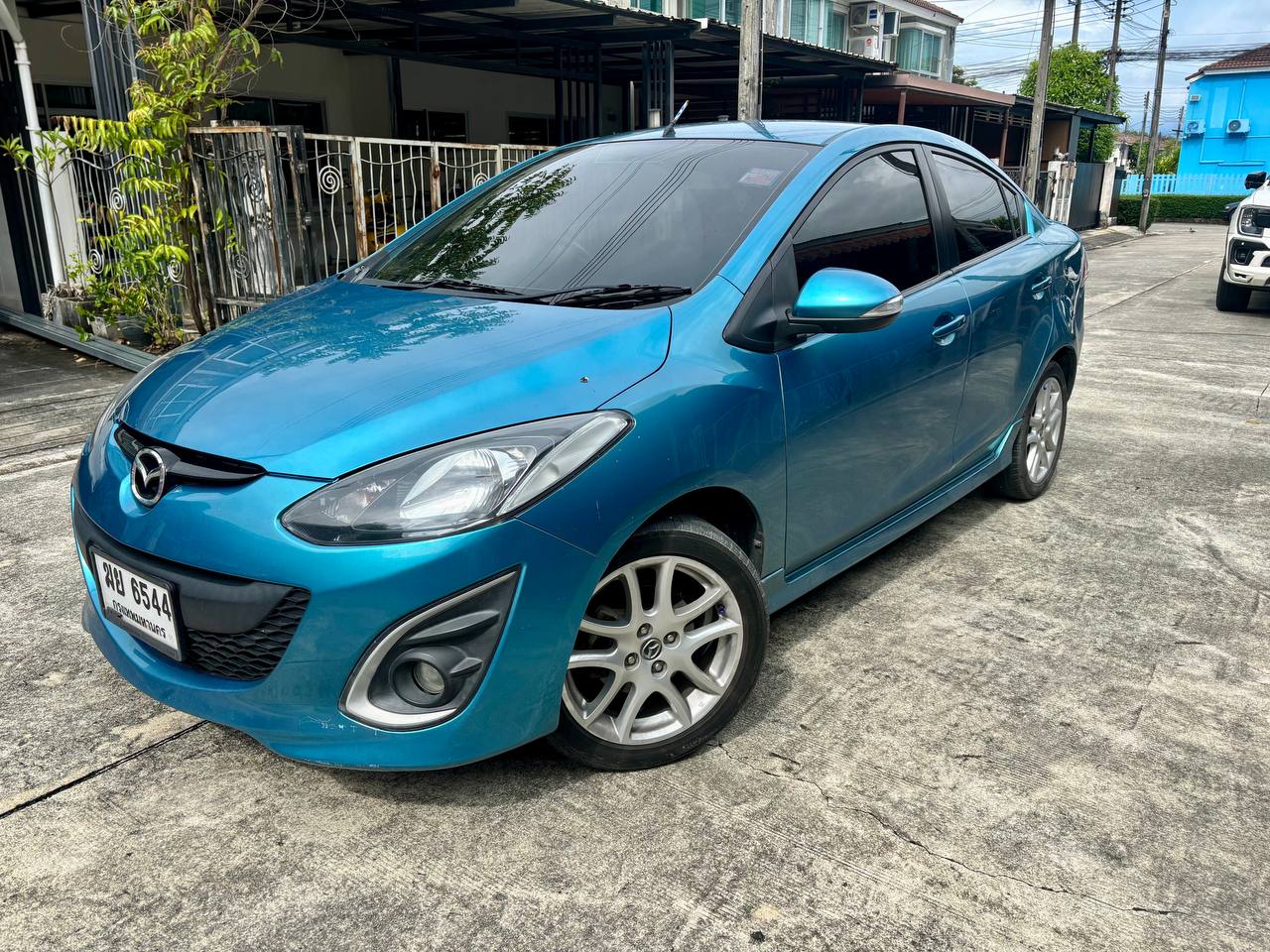 Mazda 2 Sedan 1.5 AT в аренду, автомат, полная страховка, кожаный салон, камера заднего вида, детское кресло бесплатно.