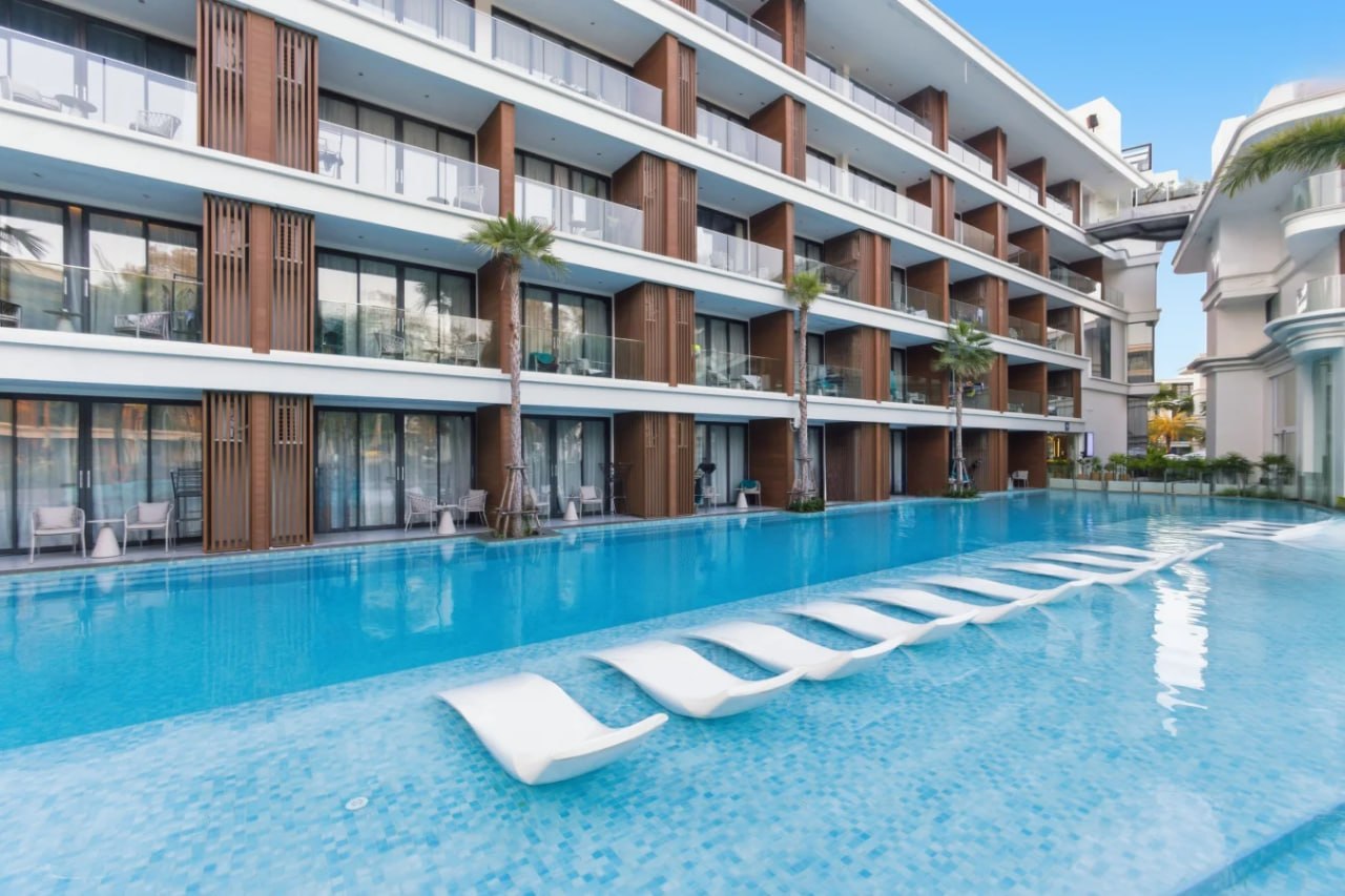 Апартаменты 1 спальня в курортном комплексе Kora Beach Resort, Layan, Пхукет, от 1600 батов в сутки, первая линия пляжа с видом на море.