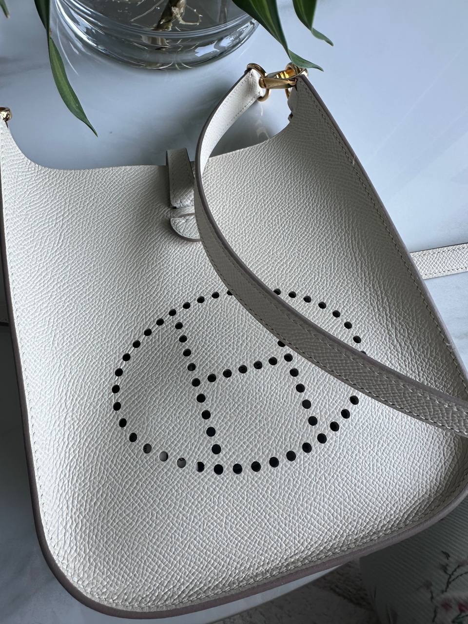Продажа оригинальной белой кожаной сумки Hermès Evelyne с чеком