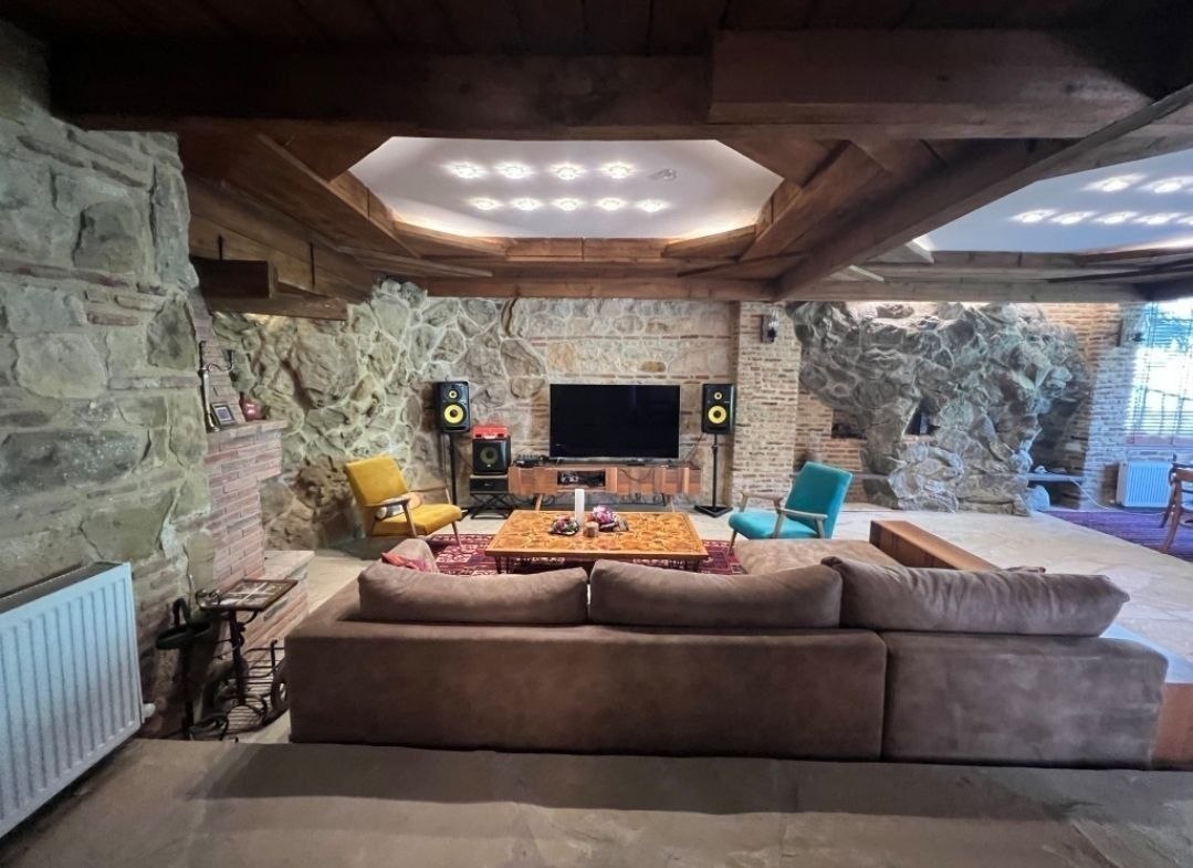 Сдается частный дом, 400 м², 9 комнат, 5 спален, Мцхета. Вид на реку Мтквари.